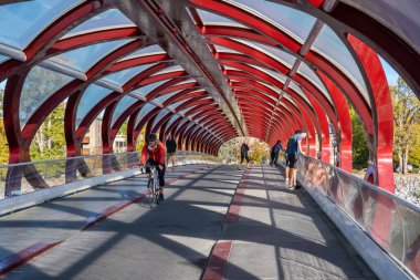 Calgary, Alberta, Kanada - 27 Eylül 2021: Santiago Calatrava tarafından tasarlanan Barış Köprüsü İçi