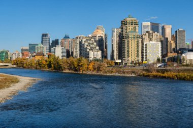 Calgary, Alberta, Kanada - 1 Ekim 2021: Sonbahar sezonunda Calgary Skyline ve Bow River