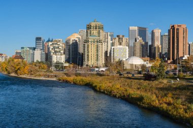 Calgary, Alberta, Kanada - 1 Ekim 2021: Sonbahar sezonunda Calgary Skyline ve Bow River