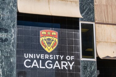 Calgary, Alberta, Kanada - 27 Eylül 2021: Calgary Üniversitesi tabela ve logosu, bir duvarda