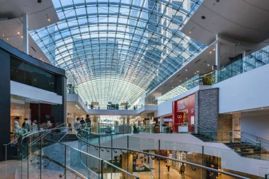 Calgary, Alberta, Kanada - 27 Eylül 2021: Calgary şehir merkezindeki Merkez Alışveriş Merkezi