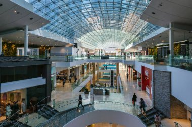 Calgary, Alberta, Kanada - 27 Eylül 2021: Calgary şehir merkezindeki Merkez Alışveriş Merkezi