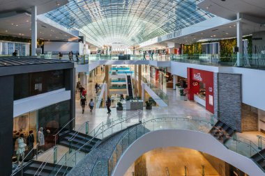 Calgary, Alberta, Kanada - 27 Eylül 2021: Calgary şehir merkezindeki Merkez Alışveriş Merkezi