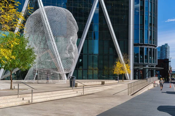 캐나다 앨버타주 캘거리 2021 Jaume Plensa 원시형 조각품 — 스톡 사진