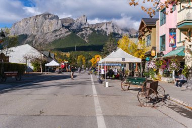 Canmore, Alberta, Kanada - 28 Eylül 2021: Kanada Kayalıkları 'ndaki Canmore kasabası