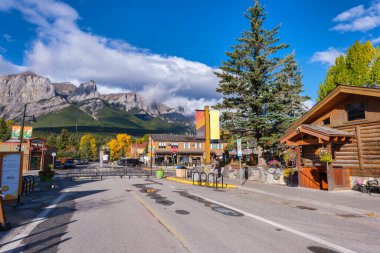 Canmore, Alberta, Kanada - 28 Eylül 2021: Kanada Kayalıkları 'ndaki Canmore kasabası