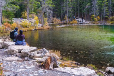Canmore, Alberta, Kanada - 28 Eylül 2021: Canmore, Alberta 'ya bakan Kanada' nın güneyindeki Grassi Gölü