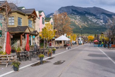 Canmore, Alberta, Kanada - 28 Eylül 2021: Kanada Kayalıkları 'ndaki Canmore kasabası