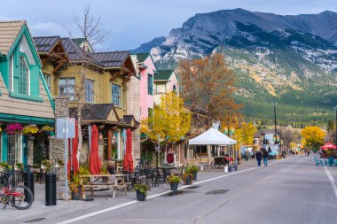 Canmore, Alberta, Kanada - 28 Eylül 2021: Kanada Kayalıkları 'ndaki Canmore kasabası
