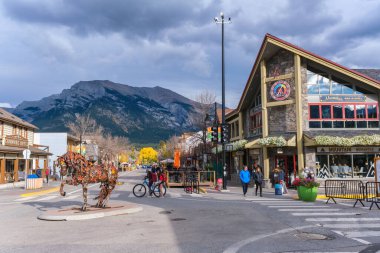 Canmore, Alberta, Kanada - 28 Eylül 2021: Kanada Kayalıkları 'ndaki Canmore kasabası