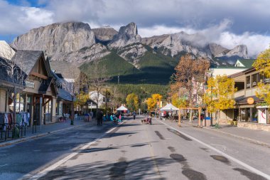 Canmore, Alberta, Kanada - 28 Eylül 2021: Kanada Kayalıkları 'ndaki Canmore kasabası