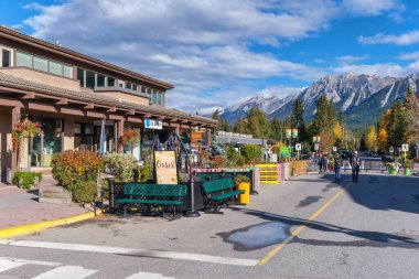 Canmore, Alberta, Kanada - 28 Eylül 2021: Kanada Kayalıkları 'ndaki Canmore kasabası
