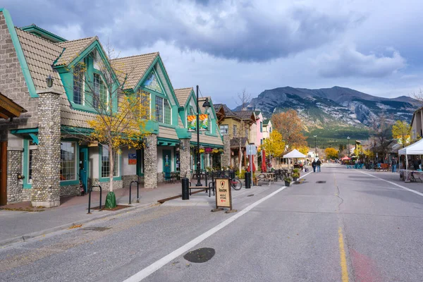 Canmore, Alberta, Kanada - 28 Eylül 2021: Kanada Kayalıkları 'ndaki Canmore kasabası