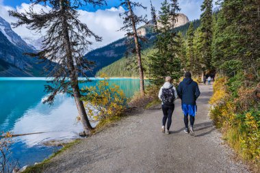 Louise Gölü, Alberta, Kanada - 29 Eylül 2021: Kanada Rocky Dağları 'nda ikonik Louise Gölü boyunca yürüyen insanlar