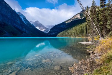 Kanada, Alberta 'daki Kanada Rocky Dağları' nda Turkuaz Gölü Louise.