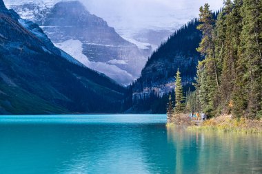 Kanada, Alberta 'daki Kanada Rocky Dağları' nda Turkuaz Gölü Louise.