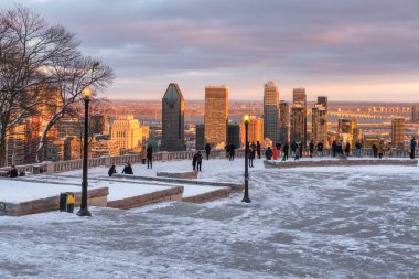 Montreal, Kanada - 27 Kasım 2021: Kondiaronk belvedere 'den Montreal Skyline' a bakan turistler.