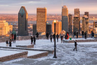 Montreal, Kanada - 27 Kasım 2021: Kondiaronk belvedere 'den Montreal Skyline' a bakan turistler.