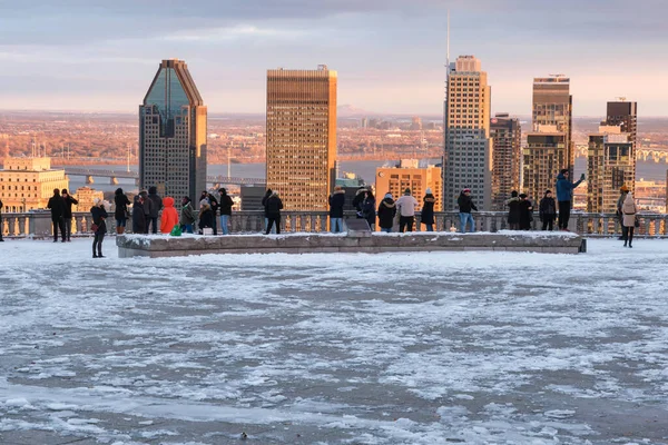Montreal, Kanada - 27 Kasım 2021: Kondiaronk belvedere 'den Montreal Skyline' a bakan turistler.