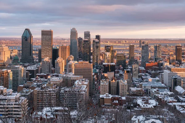 Montreal, CA - 27 Kasım 2021: Kondiaronk Belvedere 'den Montreal Skyline