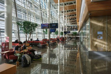 Calgary, Kanada - 2 Ekim 2021: Calgary Uluslararası Havalimanı içinde uçuşlarını bekleyen yolcular