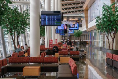 Calgary, Kanada - 2 Ekim 2021: Calgary Uluslararası Havalimanı içinde uçuşlarını bekleyen yolcular