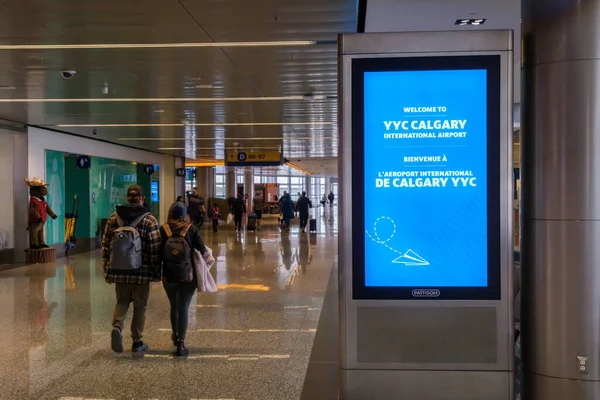 Calgary Canadá Octubre 2021 Pasajeros Esperando Sus Vuelos Dentro Del Imagen de archivo