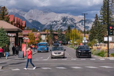 Banff, Kanada - 30 Eylül 2021: Banff Bulvarı Sonbahar sezonu.