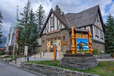 Banff, Kanada - 30 Eylül 2021 Banff Bulvarı 'ndaki Banff Ziyaretçi Merkezi