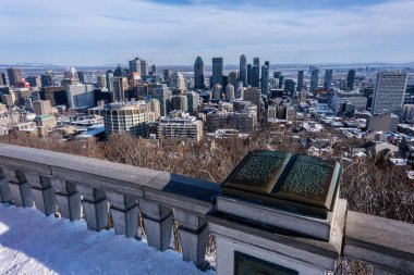 Montreal, CA - 10 Şubat 2022: Montreal şehir merkezi ve Jacques Cartier plaketi kışın Mont Royal zirvesinde yer almaktadır..
