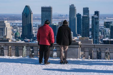 Montreal, Kanada - 9 Şubat 2022: İnsanlar Kondiaronk belvedere 'den Montreal Skyline' a bakıyor