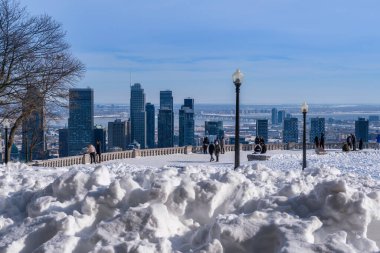 Montreal, Kanada - 9 Şubat 2022: Montreal Skyline ve Kondiaronk belvedere.