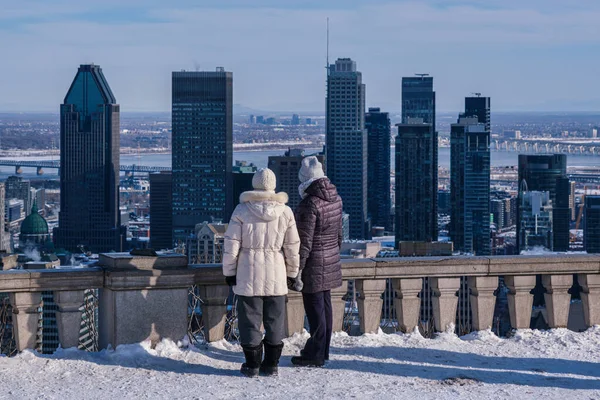 Montreal Canadá Febrero 2022 Personas Mirando Horizonte Montreal Desde Kondiaronk — Foto de Stock