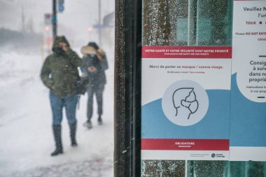 Montreal, CA - 27 Şubat 2022: Montreal şehir merkezinde Fransız Covid-19 güvenlik yönergelerini gösteren imza