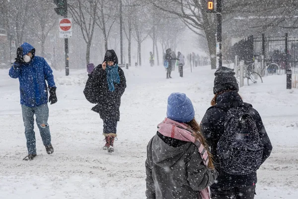 Montreal Febrero 2022 Peatones Caminando Centro Montreal Durante Tormenta Nieve —  Fotos de Stock