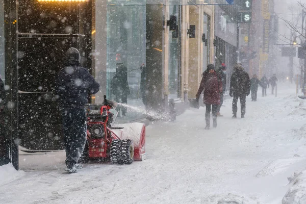 Montreal Kanada Lutego 2022 Człowiek Popychający Śnieg Mini Pługiem Śnieżnym — Zdjęcie stockowe