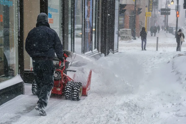 Montreal Kanada Lutego 2022 Człowiek Popychający Śnieg Mini Pługiem Śnieżnym — Zdjęcie stockowe