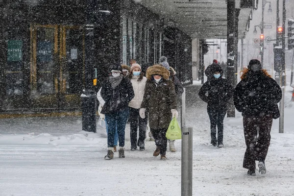Montreal Febrero 2022 Peatones Caminando Centro Montreal Durante Tormenta Nieve —  Fotos de Stock