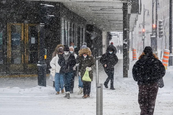 Montreal Lutego 2022 Piesi Spacerujący Centrum Montrealu Podczas Burzy Śnieżnej — Zdjęcie stockowe