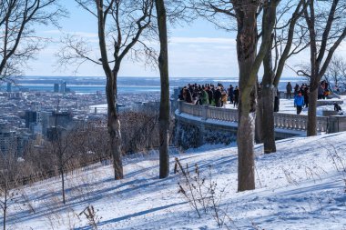 Montreal, Kanada - 26 Şubat 2022: Montreal Skyline ve Kondiaronk belvedere.