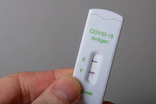 Elinde bir Covid-19 antijen hızlı testi var.