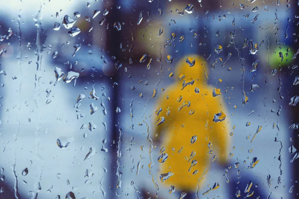 Пешеход Жёлтом Плаще Дождём Капельками Дождя Переднем Плане — стоковое фото