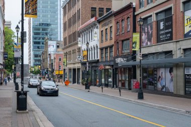 Halifax, Nova Scotia, Kanada - 10 Ağustos 2021: Halifax şehir merkezinde bir caddede giden arabalar