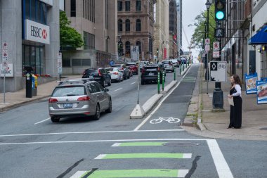 Halifax, Nova Scotia, Kanada - 10 Ağustos 2021: Halifax şehir merkezinde bir caddede giden arabalar