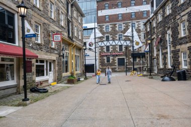 Halifax, Nova Scotia, Kanada - 10 Ağustos 2021: Halifax 'taki Halifax Boardwalk' taki Tarihi Mülkler depoları