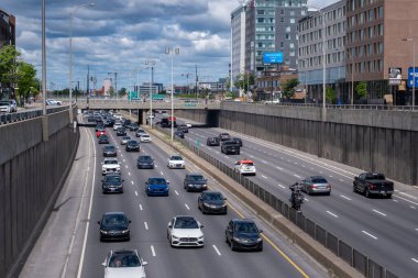 Montreal, CA - 5 Haziran 2022: Decarie Otoyolu 'nda yoğun trafik