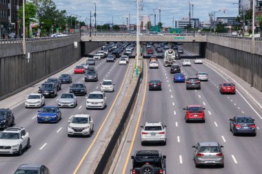 Montreal, CA - 5 Haziran 2022: Decarie Otoyolu 'nda yoğun trafik
