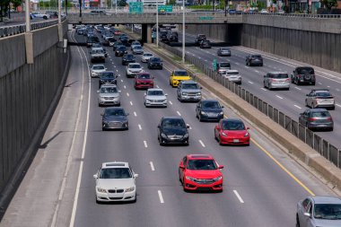 Montreal, CA - 5 Haziran 2022: Decarie Otoyolu 'nda yoğun trafik