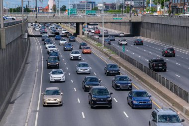 Montreal, CA - 5 Haziran 2022: Decarie Otoyolu 'nda yoğun trafik