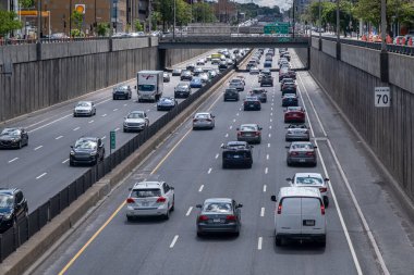 Montreal, CA - 5 Haziran 2022: Decarie Otoyolu 'nda yoğun trafik